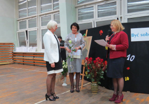 Dyrektor szkoły Barbara Makowska wręcza podziękowanie byłemu dyrektorowi Jolancie Swiryd w towarzystwie Ewy Kowalskiej
